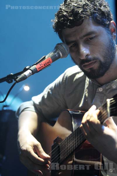 JOSE GONZALEZ PERFORMING WITH THE GOTEBORG STRING THEORY - 2011-04-06 - PARIS - Gaite Lyrique - 